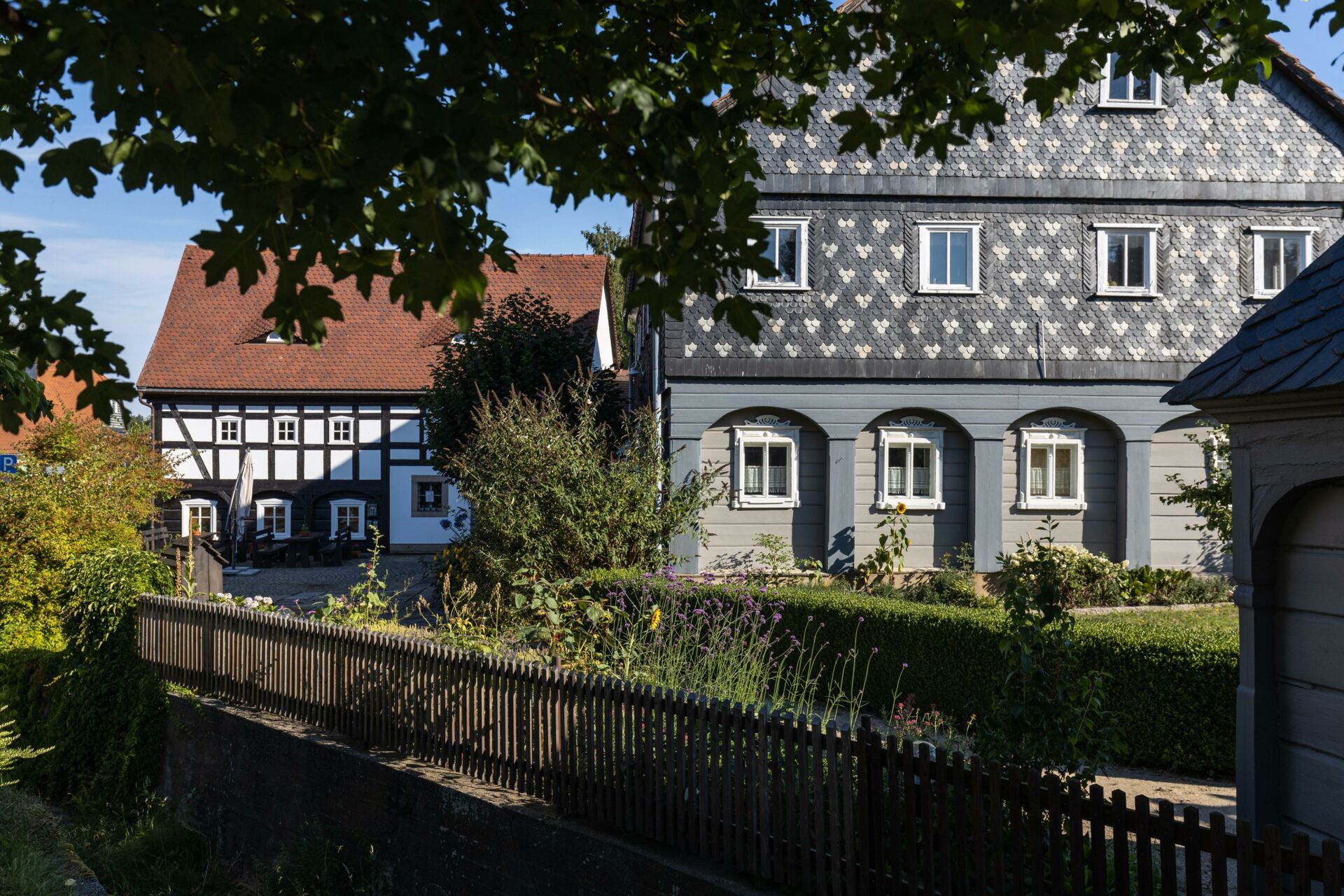 Umgebindehaus mit Fachwerk links & Naturschiefer rechts - Foto: Mario Kegel - photok